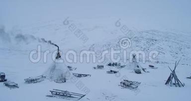 从山顶上用无人机捕捉到亚马尔的<strong>蒙古包</strong>营地，<strong>蒙古包</strong>外有许多雪橇，景色令人惊叹。